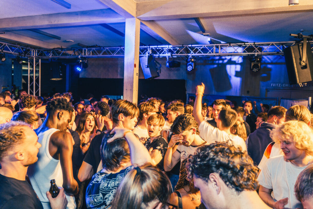 Party Crowd im Hörsaalgebäude